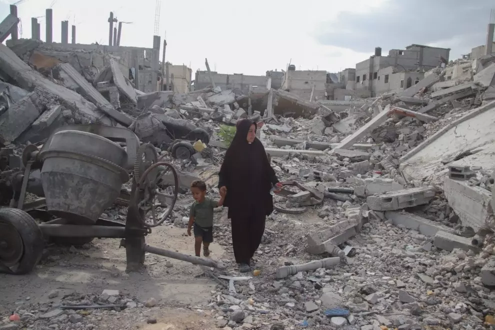 Imagen de archivo de una mujer con un niño en Gaza, a 17 de junio de 2024