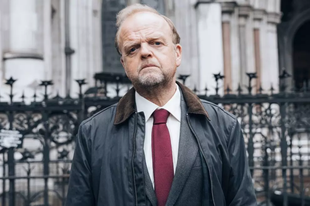 El actor Toby Jones encarna a Alan Bates en la serie 'Mr. Bates contra Correos'.