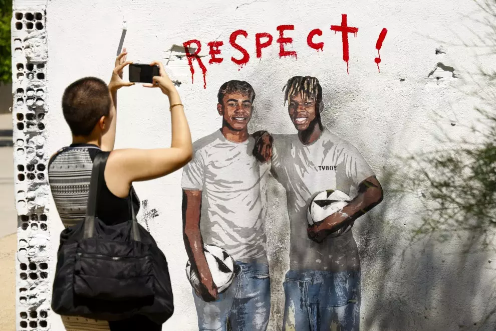 El artista TVBoy pinta un mural pidiendo respeto para Lamine Yamal y Nico Williams