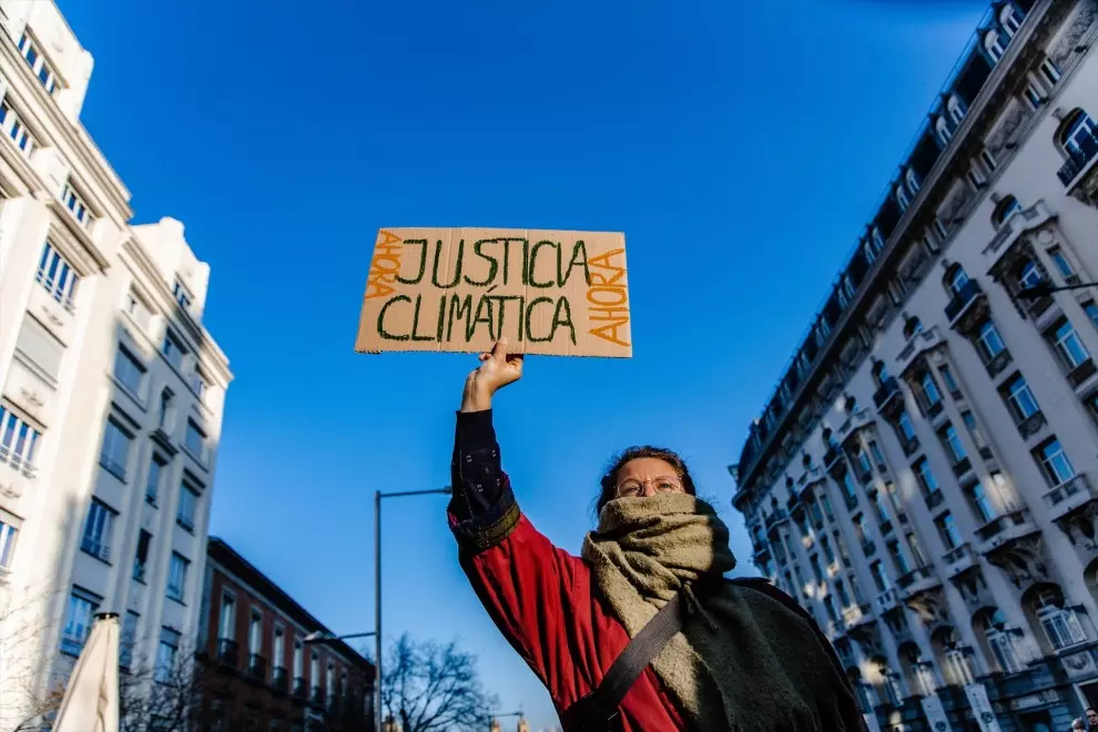 Una mujer sujeta una pancarta durante una manifestación del movimiento ‘Juventud por el Clima’