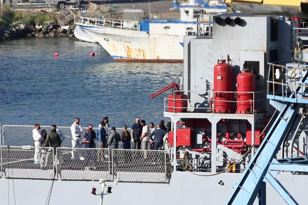 Un grupo de migrantes interceptados en aguas italianas llega a bordo de un barco de la marina italiana a Shengjin, Albania, el 16 de octubre de 2024.