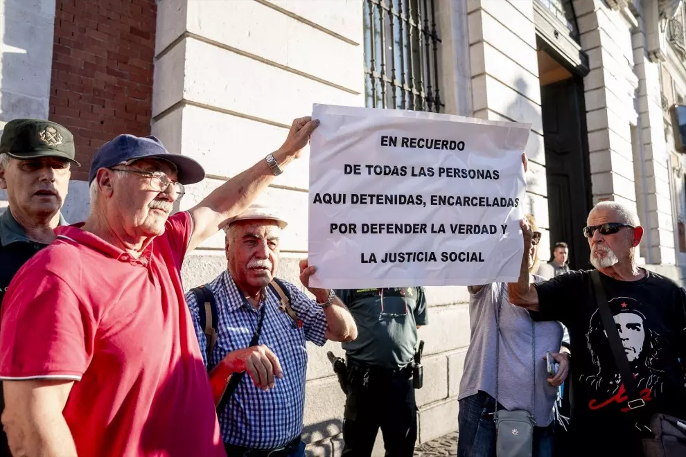 Manifestantes sujetan una pancarta en memoria de las víctimas del franquismo.