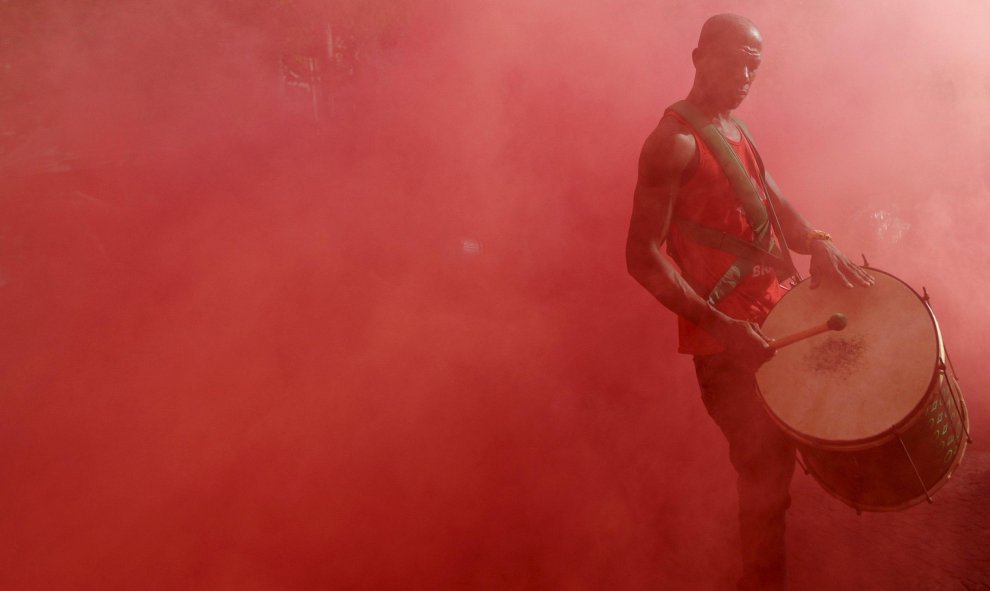 Un hombre asiste a una protesta contra el proceso de destitución contra la presidenta de Brasil, Dilma Rousseff, en Río de Janeiro. REUTERS/Ricardo Moraes