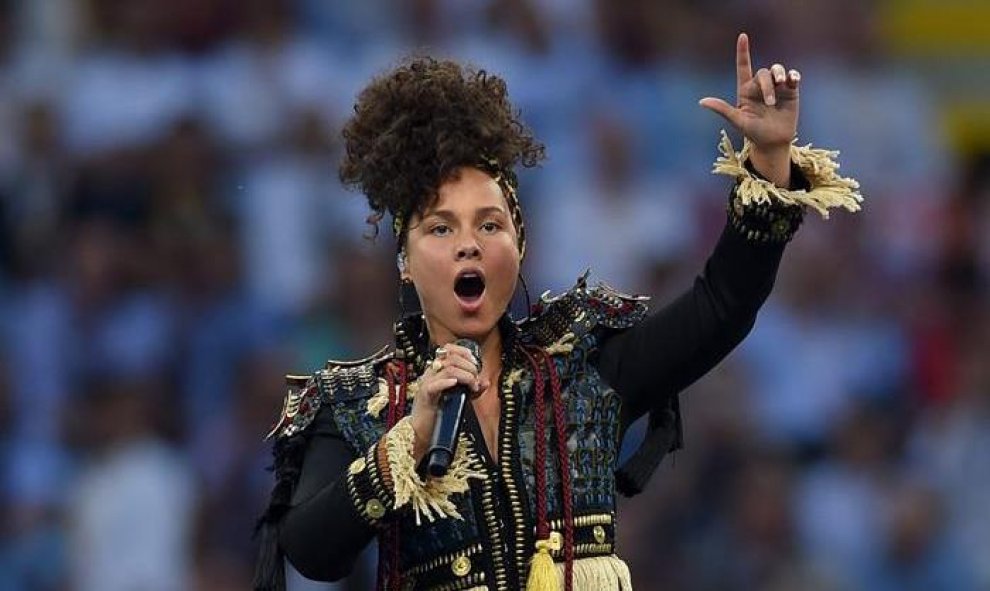 La cantante norteamericana Alicia Keys, en su actuación previa al arranque de la final de la Champions League en Milán. EFE/EPA/PETER POWELL