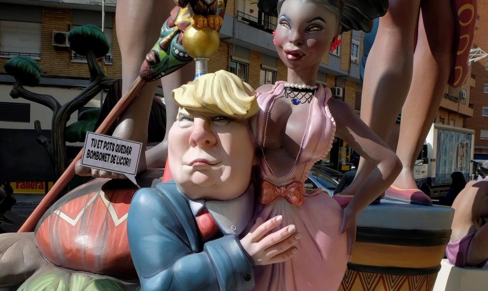 La figura del presidente estadounidense Donald Trump inmortalizada durante las fallas. REUTERS/Heino Kalis