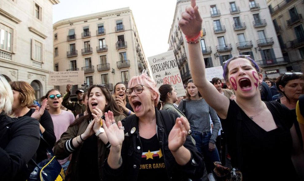 Miles de personas han abarrotado esta tarde la plaza de Sant Jaume de Barcelona en protesta por la sentencia de la Audiencia de Navarra a La Manada. EFE/Marta Pérez