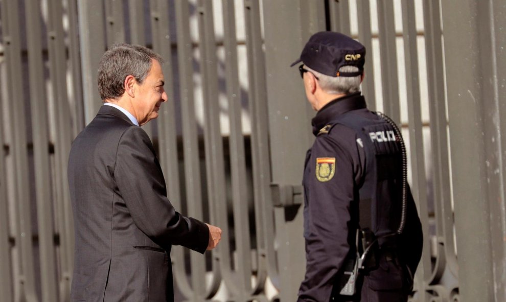 El expresidente del Gobierno José Luis Rodríguez Zapatero, a su llegada al Congreso para el acto solemne conmemorativo del 40 aniversario de la Constitución. EFE/Juanjo Martín