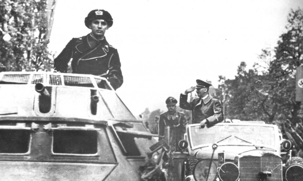 10/05/1939.- El Führer de Alemania Adolf Hitler saludando cuando llega después de la capitulación de Varsovia en Varsovia, Polonia, 05 de octubre de 1939 (emitido el 23 Agosto 2019).  EFE / EPA / ARCHIVO DIGITAL NACIONAL POLONIA