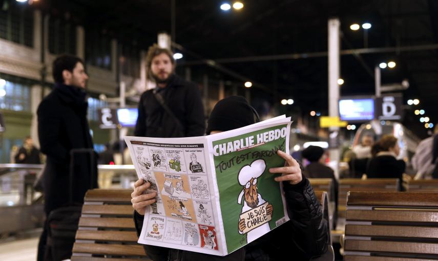 Un hombre lee la nueva edición del semanario satírico 'Charlie Hebdo' en la estación de Lyon en París . EFE/Yoan Valat