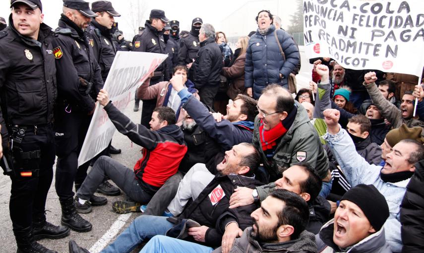 Trabajadores de Coca-Cola en Fuenlabrada protestan contra el desmantelamiento de la fábrica .- JAIRO VARGAS