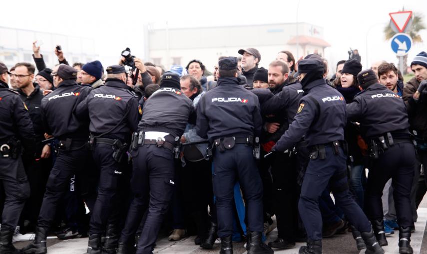 La Policía corta el paso a los trabajadores de Coca-Cola en la planta de Fuenlabrada. -JAIRO VARGAS