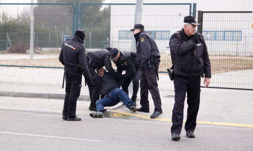 La Policía detiene a un trabajador tras la carga policial en los alrededores de la planta de Coca-Cola en Fuenlabrada. -JAIRO VARGAS