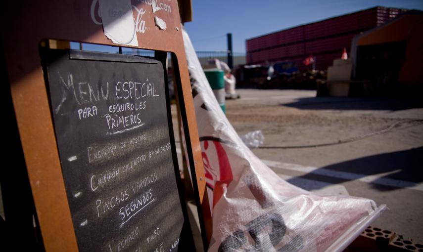 Un cartel contra los esquiroles, en la puerta del campamento donde protestan los trabajadores de Coca-Cola en Fuenlabrada, que ya ha cumplido un año. -JAIRO VARGAS