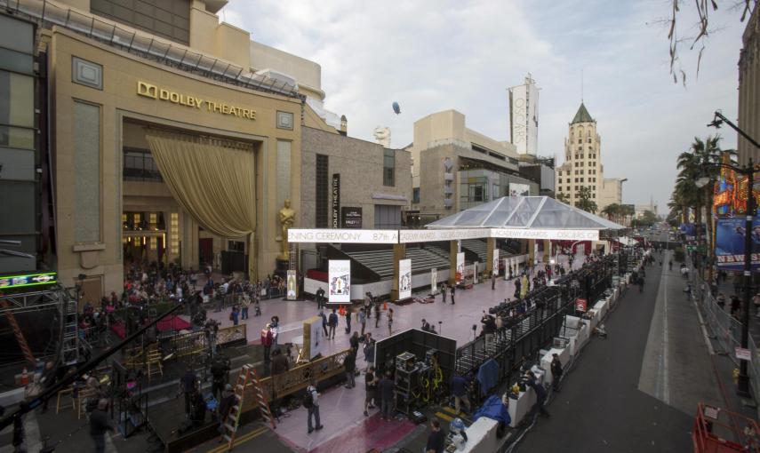 Los operarios preparan la alfombra roja por donde desfilarán los asistentes a la 87ª ceremonia de entrega de los premios Oscar, en el  Dolby Theater de Los Angeles. REUTERS/Mario Anzuoni