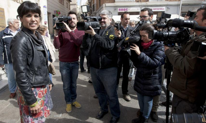 La candidata de Podemos a la presidencia de la Junta de Andalucía, Teresa Rodríguez, tras votar en la sede de Correos de Cádiz. EFE/Román Ríos.