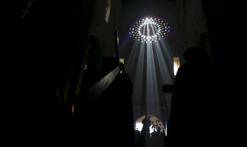 Un paso es portado por la hermandad del Calvario, durante una procesión de Semana Santa en Córdoba. /JAVIER BARBANCHO (REUTERS)