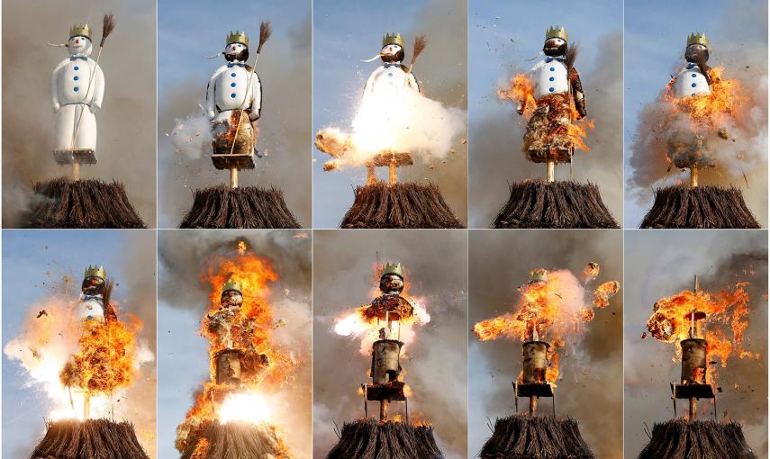 Una combinación de fotos muestra la quema de Boeoegg, un muñeco que simula ser de nieve, en la plaza Sechselaeuten en Zurich, en una celebración para despedir el invierno.- ARND WIEGMANN (REUTERS)