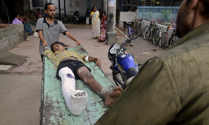 Un niño herido es llevado a una sala en un hospital después del terremoto en Siliguri, India.- REUTERS / Stringer,