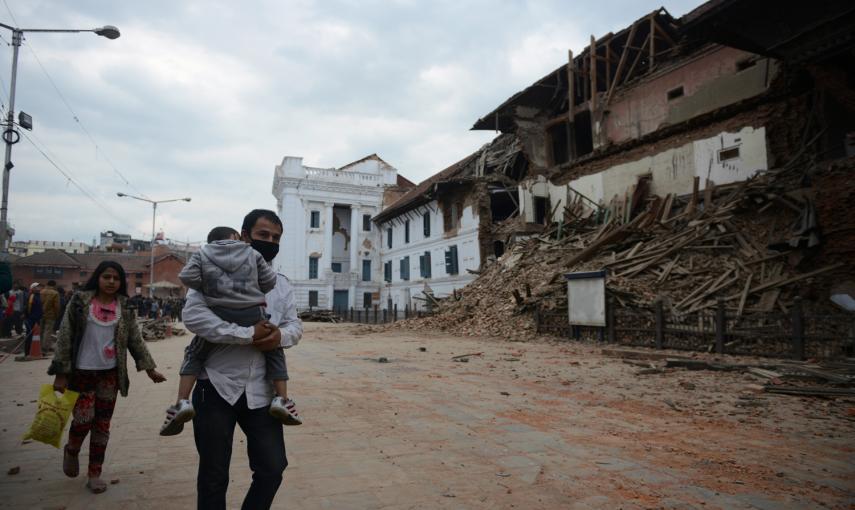 La gente camina entre los escombros en la Plaza Durbar de Katmandú, un Patrimonio de la Humanidad, severamente dañado por un terremoto.- AFP