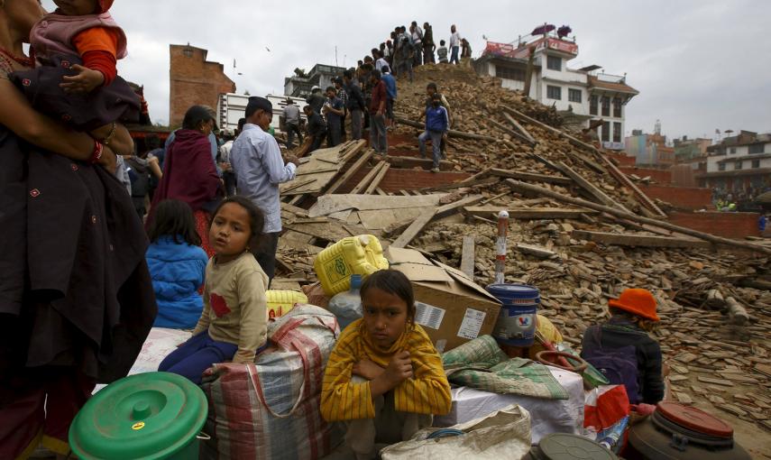 La gente se sienta con sus pertenencias junto a los escombros de un templo dañado de la Plaza Durbar Bashantapur Plaza, tras el gran terremoto que golpeó Katmandú, Nepal.- REUTERS / Navesh Chitrakar