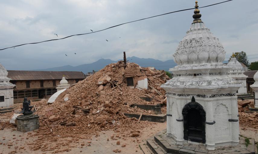 Un templo destruido en Katmandú después del terremoto.- AFP PHOTO / PRAKASH MATHEMA