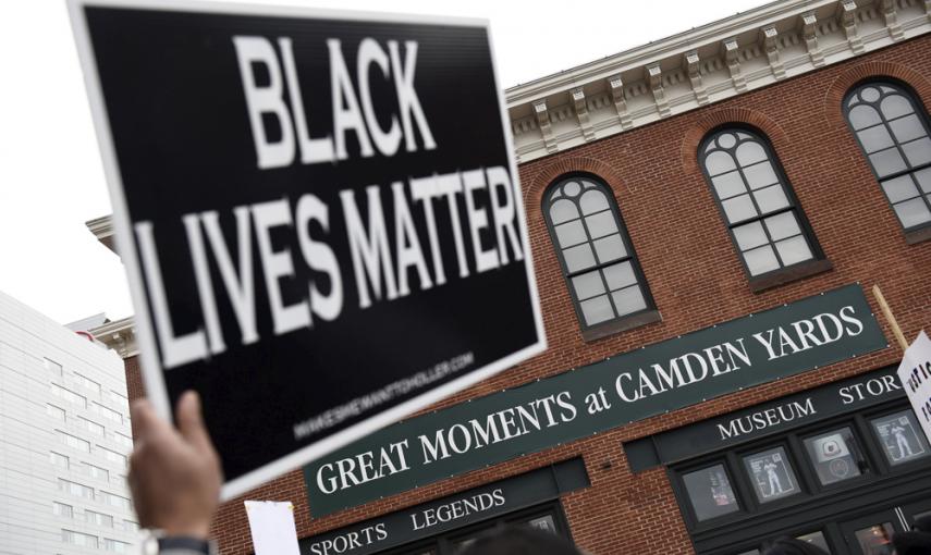 Un manifestante sostiene un cartel que dice: "La vida de los negros importa", en protesta por la muerte de Freddie Grey en Baltimore. REUTERS