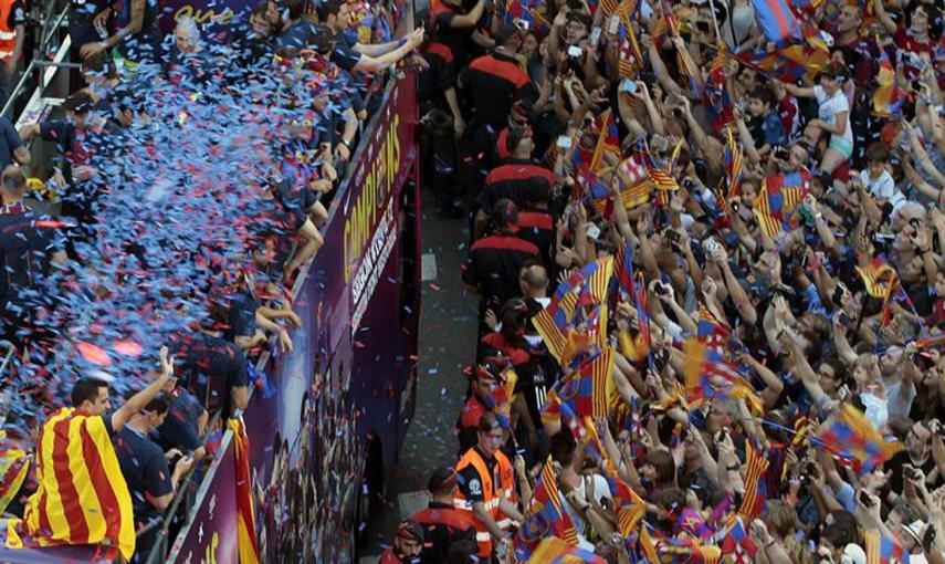 Confetti y banderas blaugranas en una tarde de celebración tras la consecución del triplete.- EFE