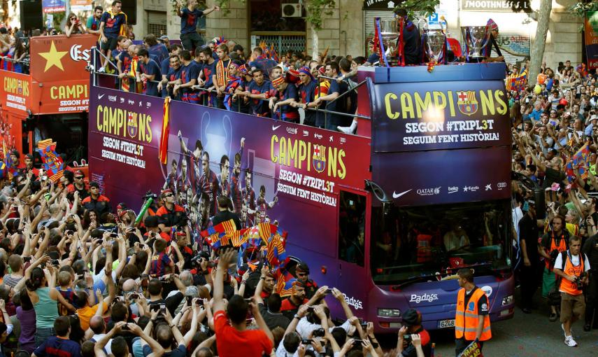 Los campeones brindan su victoria a la afición culé por las calles del centro de Barcelona.- EFE