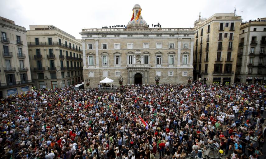 Miles de personas, en la plaza de Sant Jaume, siguen por pantallas gigantes la proclamación como alcaldesa de Ada Colau ./REUTERS