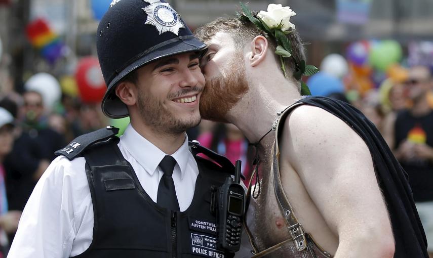 En Londres, un agente de policía recibe un beso en la mejilla de un asistente al Orgullo Gay. REUTERS