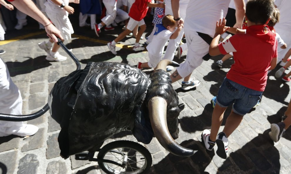 Pequeños participantes en el "encierro txiki", organizado para los niños por un grupo de corredores y la federación de peñas de Pamplona en la cuesta de Santo Domingo, que ha contado con todos los aderezos y los nervios del encierro que los mayores celebr