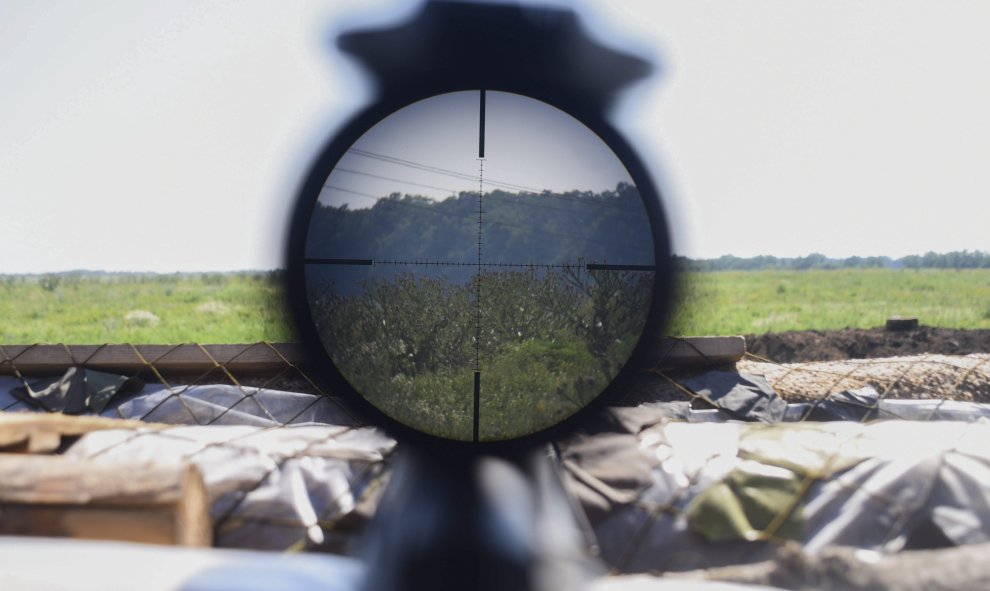 Fotografía tomada a través del objetivo de un arma del batallón de voluntarios Kyiv-2, cerca de Krymsk, en Lugansk, Ucrania, el 8 de julio de 2015. La OSCE espera lograr un nuevo acuerdo para la retirada de armamento en la zona de conflicto. Según los últ