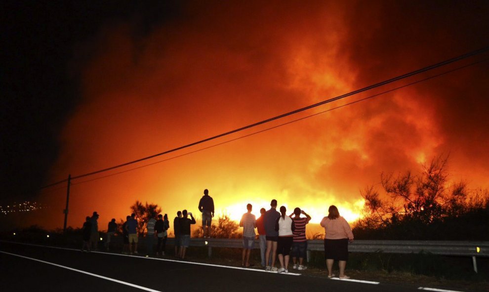 Un incendio forestal registrado en el municipio de Padrón (A Coruña), concretamente en la parroquia de Carcacía, ha mantenido en vilo a los vecinos, puesto que el fuego, iniciado a las 21:37 horas de este miércoles, acabó por ser controlado a las 7:12h