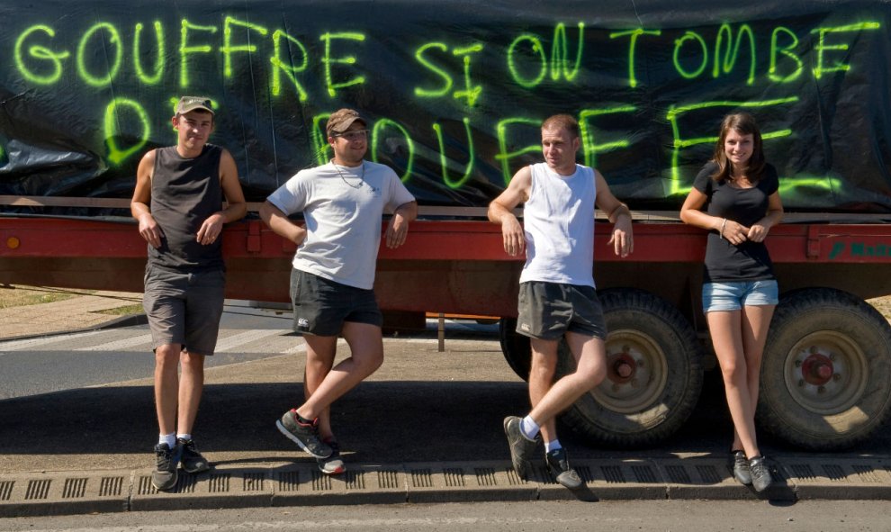 Los agricultores bloquean una carretera con sus camiones en Clermont - Ferrand, Francia el 23 de julio de 2015, durante una manifestación en contra de los precios de sus productos en el mercado. AFP PHOTO / THIERRY ZOCCOLAN