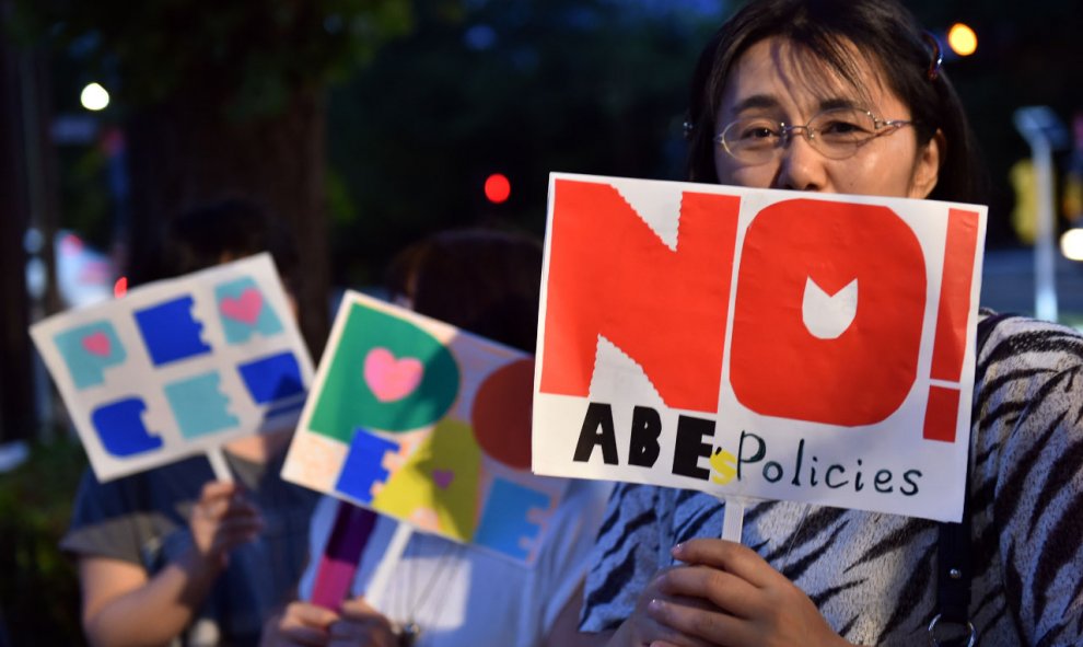 Miembros del grupo cívico con pancartas durante una manifestación en contra del gobierno cerca del Edificio de la Dieta en Tokio el 23 de julio de 2015 para protestar contra los proyectos de la ley de seguridad controvertida que amplía el mandato de las f