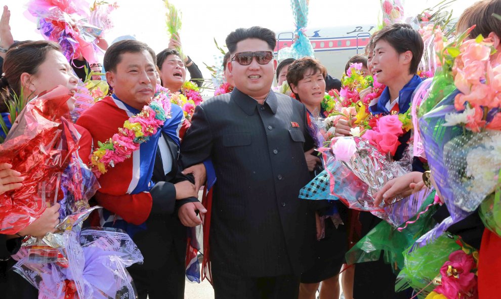 El líder norcoreano Kim Jong-Un recibe al equipo de fútbol femenino de Corea del Norte al llegar al Aeropuerto Internacional de Pyongyang el lunes, después de que ganasen la Copa de Asia Oriental EAFF 2015 . REUTERS / KCNA