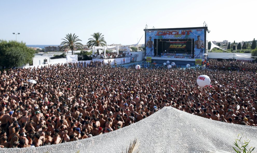 La Water Park Party ha reunido hoy a unos 8.000 gays y lesbianas en el recinto del parque acuático de Isla Fantasía, en la localidad barcelonesa de Vilassar de Dalt. REUTERS/Albert Gea