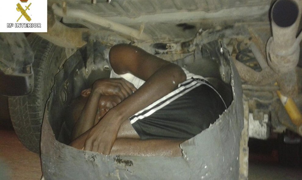 Un joven africano, se coló en un compartimiento oculto en un coche para tratar de entrar en Melilla, 14 de agosto de 2015. REUTERS / Ministerio de Interior