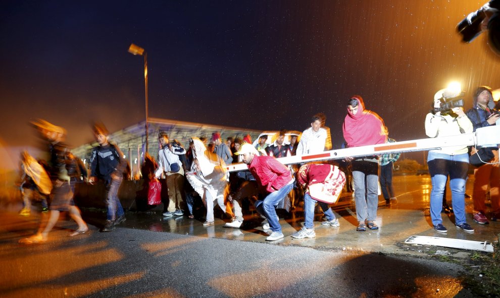 Los inmigrantes llegan a la estación de Hegyeshalom que hace frontera entre Austria y Hungría, Hungría, 5 de septiembre de 2015. REUTERS / Laszlo Balogh