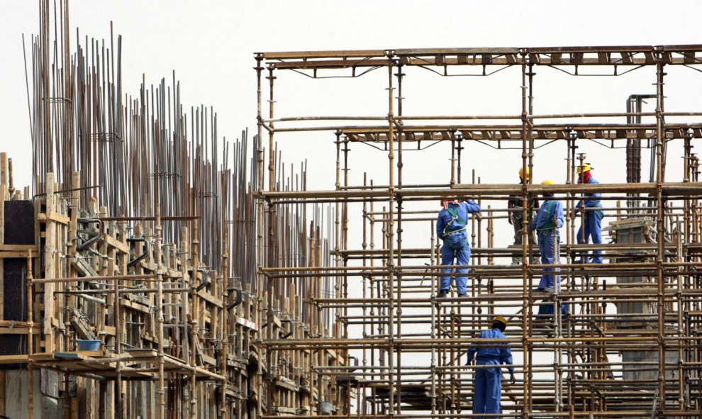 Trabajadores asiáticos trabajan en la construcción de un rascacielos en Dubai. KARIM SAHIB (AFP)