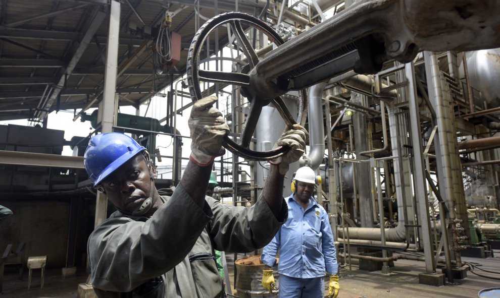 Un hombre controla la válvula en la refinería de petróleo más vieja de Nigeria. PIUS UTOMI EKPEI (AFP)