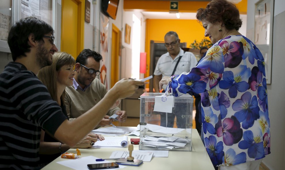 Una mujer deposita su voto en un colegio electoral en Barcelona, en las elecciones autonómicas del 27-S. REUTERS/Gustau Nacarino