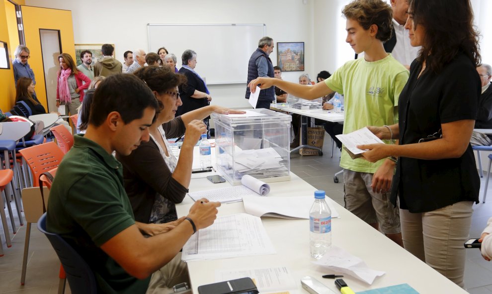 Un joven y su madre votan en su colegio electoral  en Barcelona. REUTERS/ Gustau Nacarino