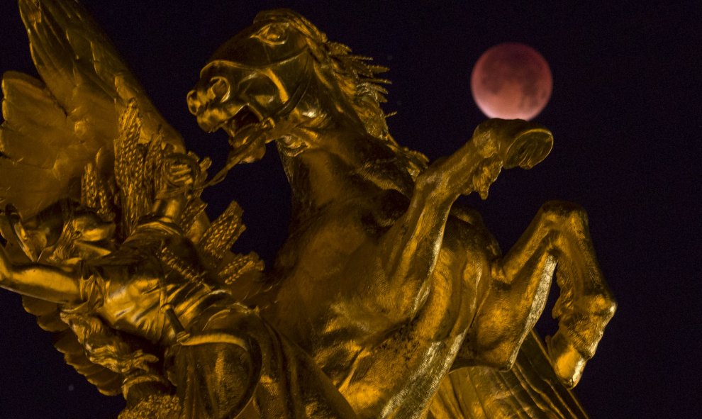 La superluna, sobre el puente de Alejandro III, en París. REUTERS/Philippe Wojazer