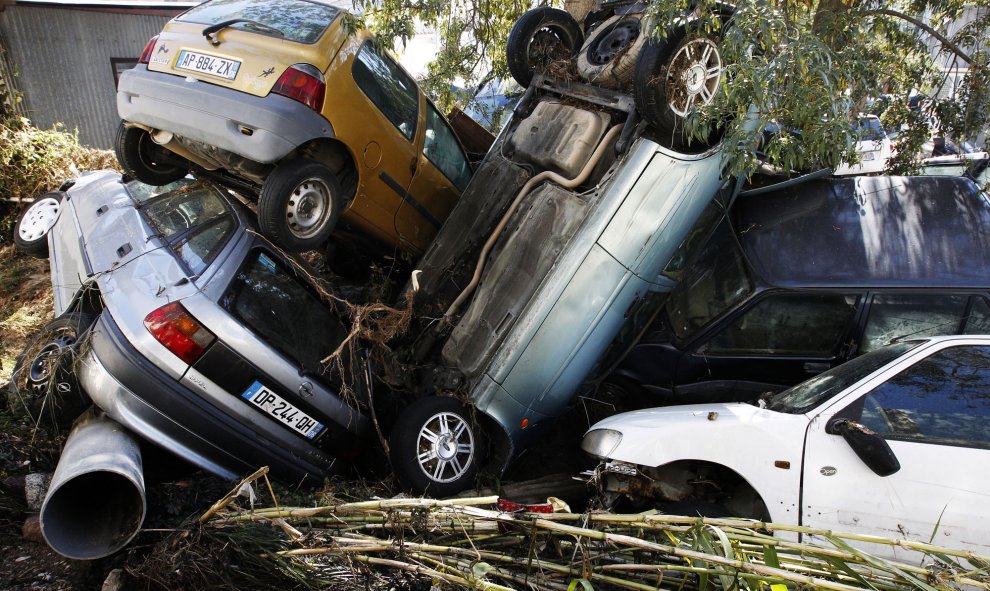 Coches amontonados uno encima de otro después de la inundación en Cannes, al sureste de Francia, el 7 de octubre de 2015. AFP / JEAN- CHRISTOPHE MAGNENET