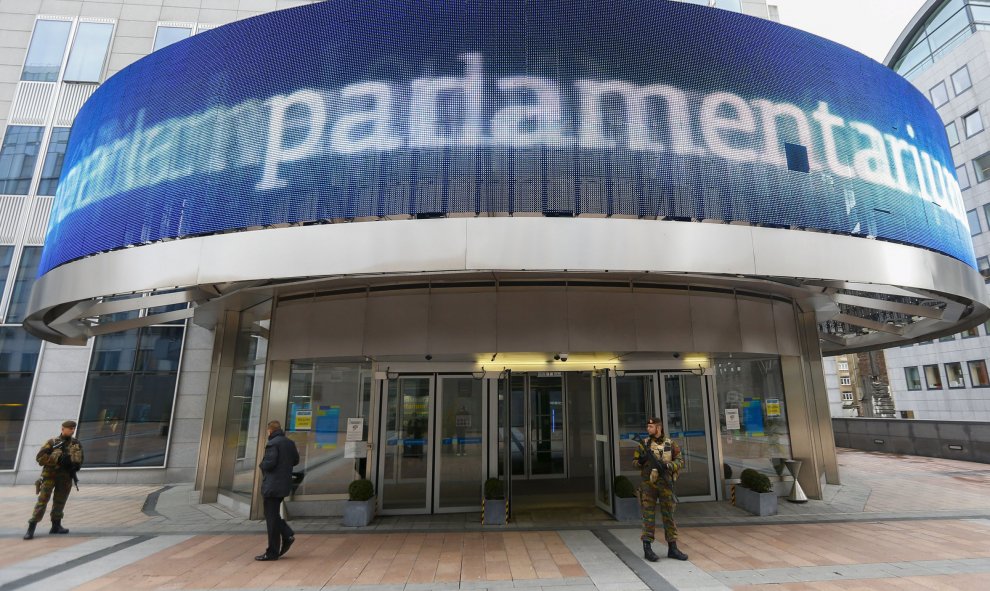 El Parlamento Europeo es custodiado por soldados en Bruselas. La entrada al Parlamento Europeo en Bruselas es custodiado por soldados. REUTERS/Yves Herman