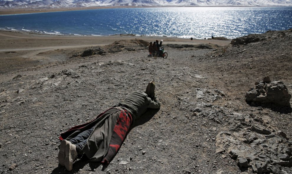 Un hombre tibetano se tumba cerca del lago Namtso en la Región Autónoma del Tíbet, China 18 de noviembre de 2015. REUTERS / Damir Sagolj