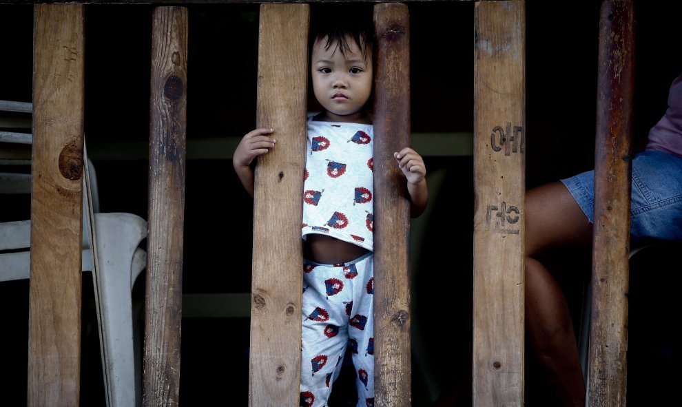 Un niño permanece en su casa de la barriada de Navotas, mientras los líderes llgean a la Cumbre del Foro de Cooperación Económica Asia-Pacífico (APEC) que se celebra en Manila, Filipinas, el 18 de noviembre del 2015. Líderes de 21 países asisten en Manila