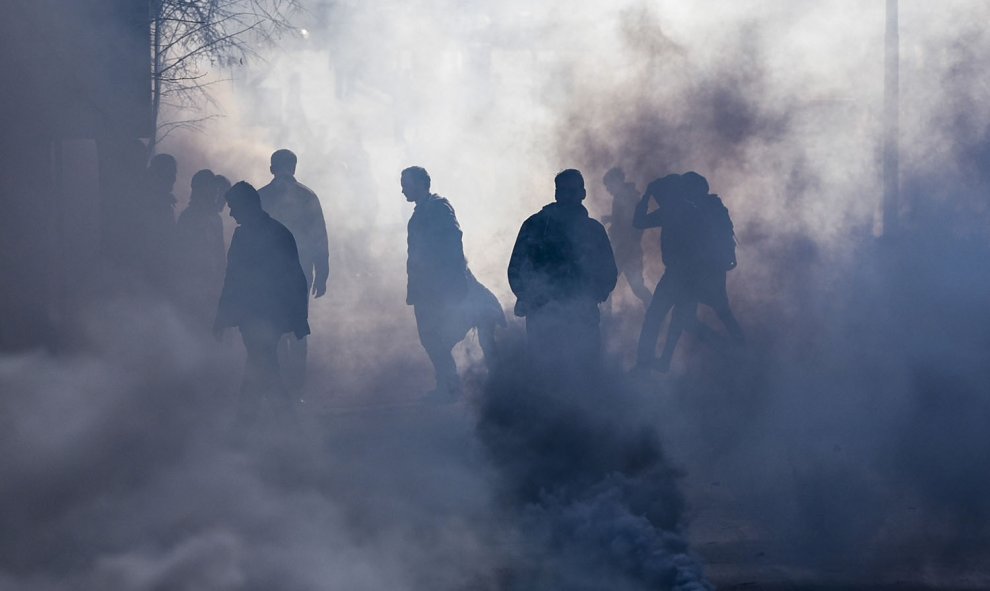 Simpatizantes de la oposición se enfrentan a la policía durante una protesta en Pristina, capital de la región autoproclamada independiente de Kosovo hoy, 18 de noviembre de 2015. ARMEND NIMANI / AFP