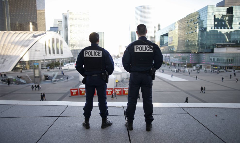 Agentes de la Policía francesa vigilan el distrito de Nanterre, en el barrio de La Defense, tras los ataques de París. REUTERS/Charles Platiau